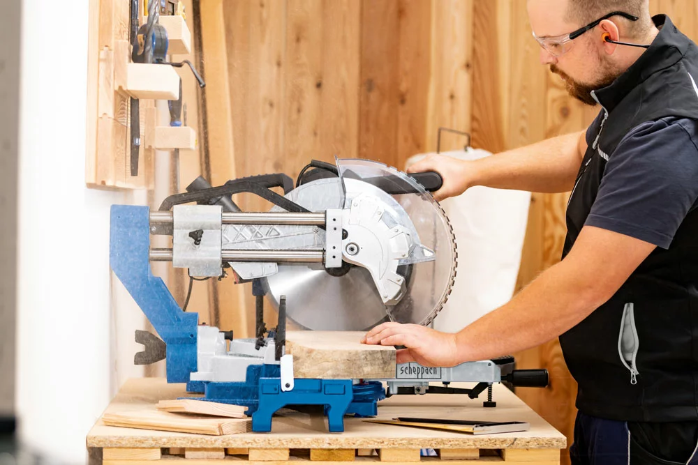 Using a outlet sliding mitre saw