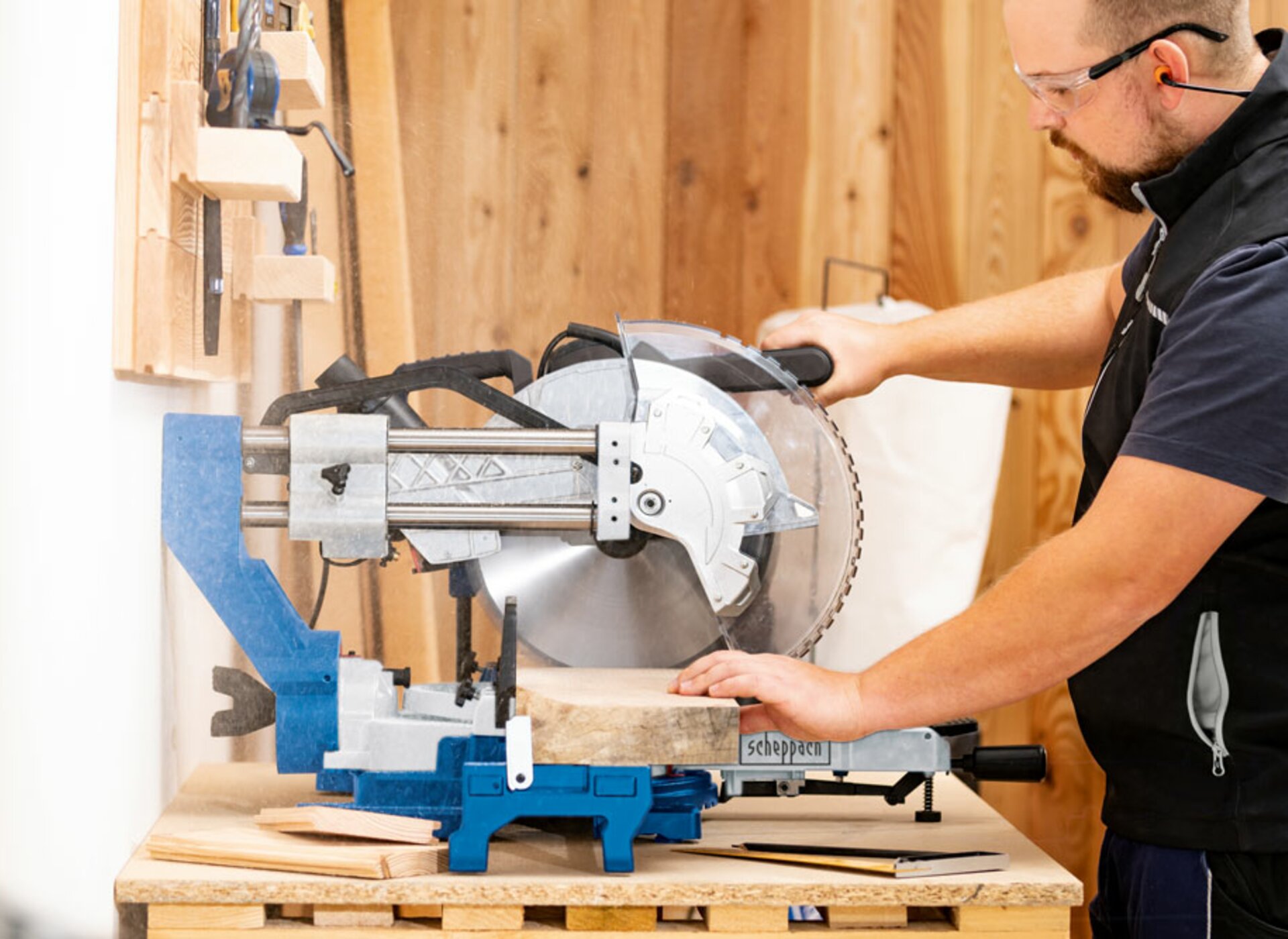 High performance large saw blade and little space requirement
